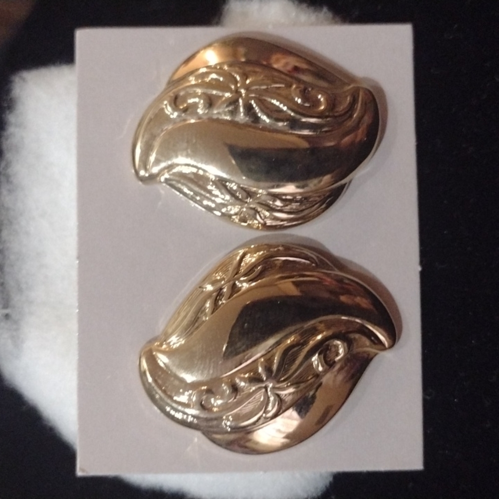 1987vintage Earrings with surgical steel post  new in originalbox gold toned